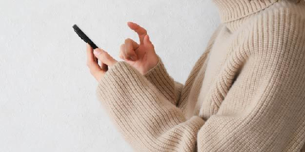 天井にスマートリモコンを設置。 外出先から家電を遠隔操作可能。